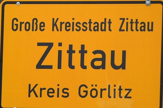 Auf die Wohnung der Linke-Kommunalpolitikerin Ramona Gehring im sächsischen Zittau ist ein Anschlag verübt worden.