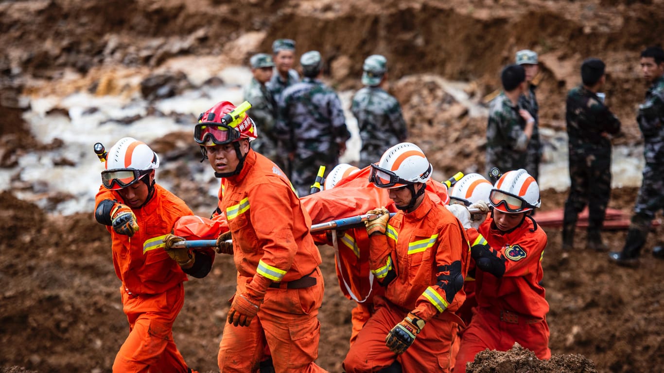Einsatzkräfte arbeiten im Schlamm: China wird durch Regenfälle vermehrt von Erdrutschen heimgesucht.