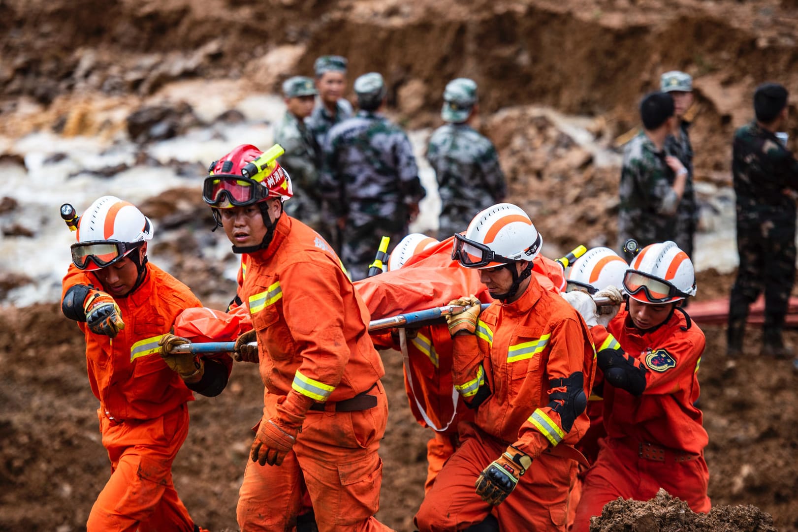 Einsatzkräfte arbeiten im Schlamm: China wird durch Regenfälle vermehrt von Erdrutschen heimgesucht.
