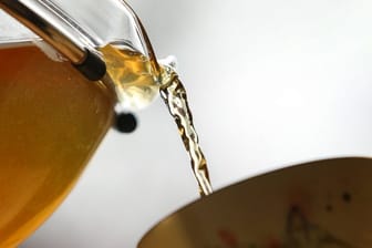 Grüner Tee wird in eine Tasse gegossen: Kunden können das betroffene Produkt zurückgeben und bekommen den Kaufpreis erstattet.