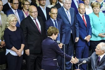 Wolfgang Schäuble gratuliert Annegret Kramp-Karrenbauer.