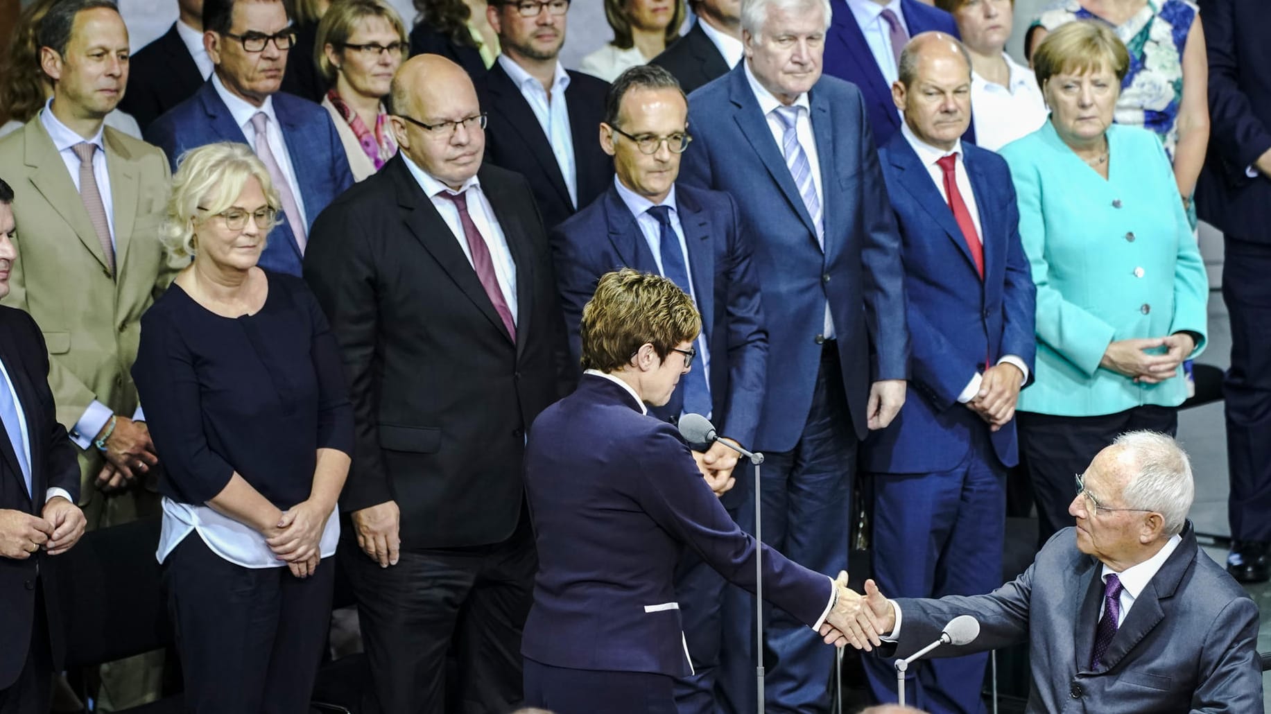 Wolfgang Schäuble gratuliert Annegret Kramp-Karrenbauer.