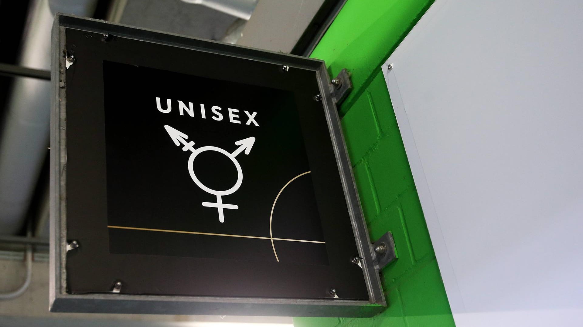 War bereits im Test: Schon im März 2019 beim DFB-Spiel gegen Serbien gab es Unisex-Toiletten im Stadion. War bereits im Test: Schon im März 2019 beim DFB-Spiel gegen Serbien gab es Unisex-Toiletten im Stadion.