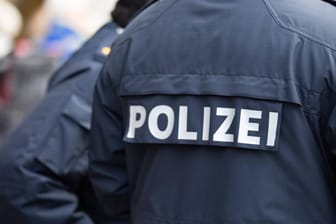 Beamte der Polizei im Einsatz (Symbolbild): Ein in Dresden wegen Missbrauchsverdacht festgenommener Mann ist nun in U-Haft.