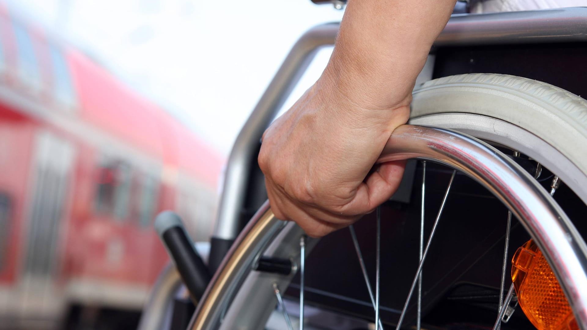 Ein Rollstuhlfahrer wartet auf den Zug: Für eine Gruppe von behinderten Sportlern war die Bahnreise schon vor dem Antritt vorbei. Zusätzlich gab es noch Ärger mit der Rückerstattung.