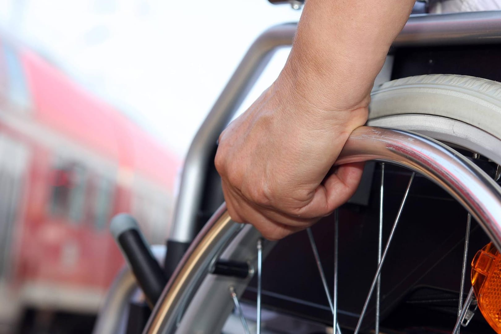 Ein Rollstuhlfahrer wartet auf den Zug: Für eine Gruppe von behinderten Sportlern war die Bahnreise schon vor dem Antritt vorbei. Zusätzlich gab es noch Ärger mit der Rückerstattung.