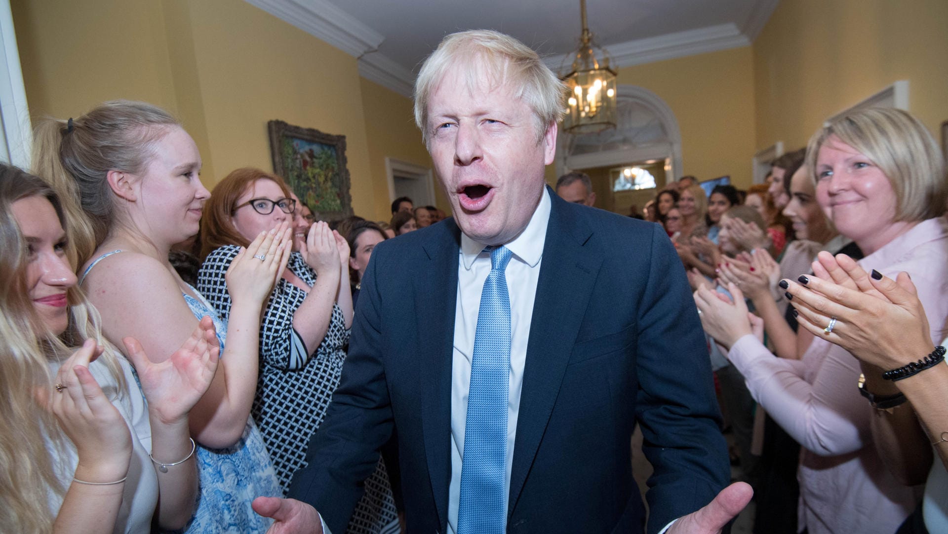 Neuer Hausherr: Boris Johnson wird von Angestellten in der Downing Street 10 begrüßt.