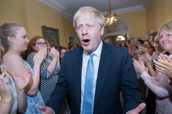 Neuer Hausherr: Boris Johnson wird von Angestellten in der Downing Street 10 begrüßt.