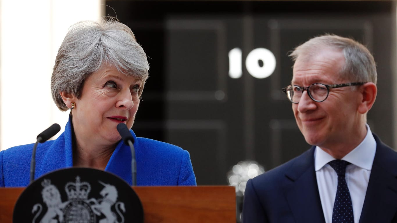 Abschied aus der Downing Street: Theresa May und ihr Eheman Philip.