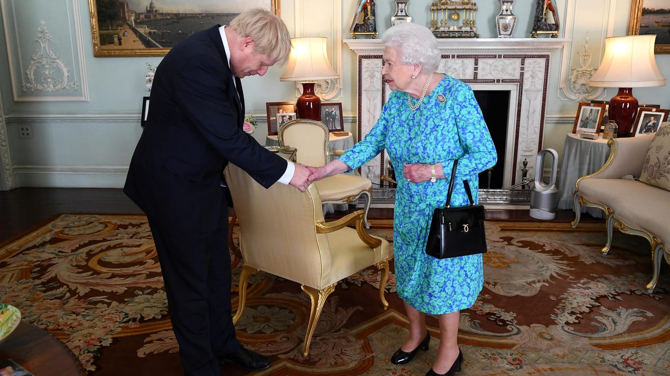 Boris Johnson und Queen Elizabeth II. in London.