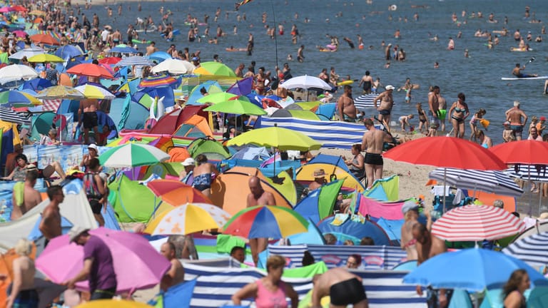 Zinnowitz: Hunderte Menschen verbringen den heißen Sommertag an einem Ostseestrand auf der Insel Usedom.