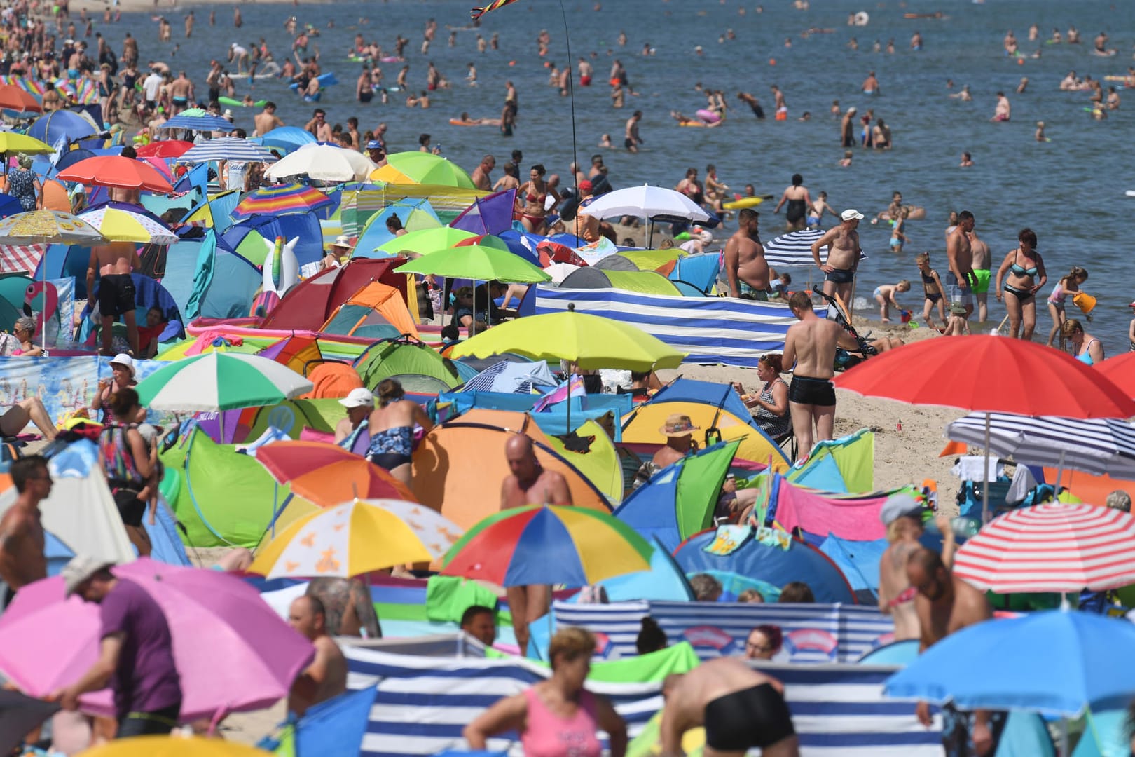 Zinnowitz: Hunderte Menschen verbringen den heißen Sommertag an einem Ostseestrand auf der Insel Usedom.