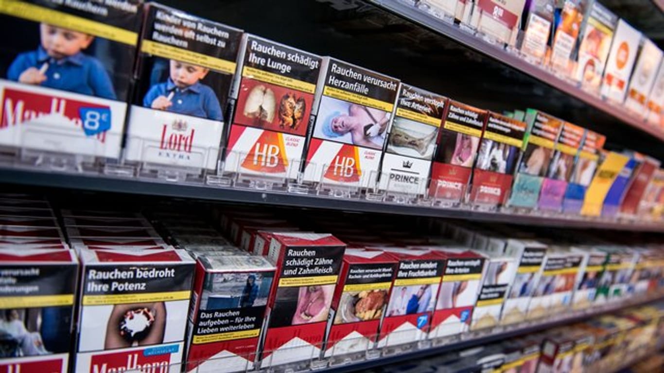 Zigarettenpackungen stehen in einem Regal: Die EU-Tabakrichtlinie schreibt die Ekelbilder vor.