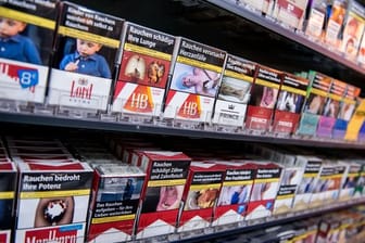 Zigarettenpackungen stehen in einem Regal: Die EU-Tabakrichtlinie schreibt die Ekelbilder vor.