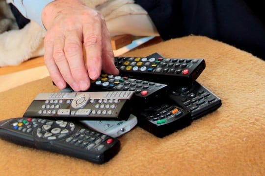 Viele Fernbedienungen: Ein Experte warnt, dass eine Universalfernbedienung nicht automatisch alle anderen Geräte ersetzen kann.