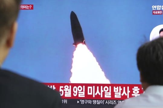 Am Hauptbahnhof von Seoul informiert eine Nachrichtensendung südkoreanische Pendler über den Waffentest.