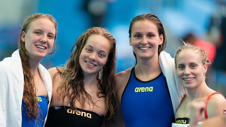 Haben sich das Olympia-Ticket gesichert: Die 4 x 200 Meter Staffel der Frauen: Isabel Gose (l-r), Marie Pietruschka, Annika Bruhn und Reva Foos.