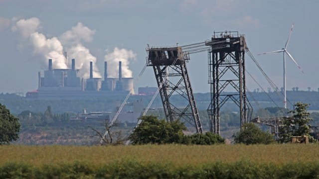 Der Tagebau Hambach im Rheinland und das Kraftwerk Neurath.