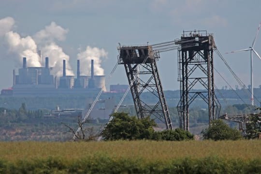 Der Tagebau Hambach im Rheinland und das Kraftwerk Neurath.