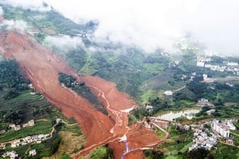 Das Luftbild zeigt den Erdrutsch in der Stadt Liupanshui (Provinz Guizhou).