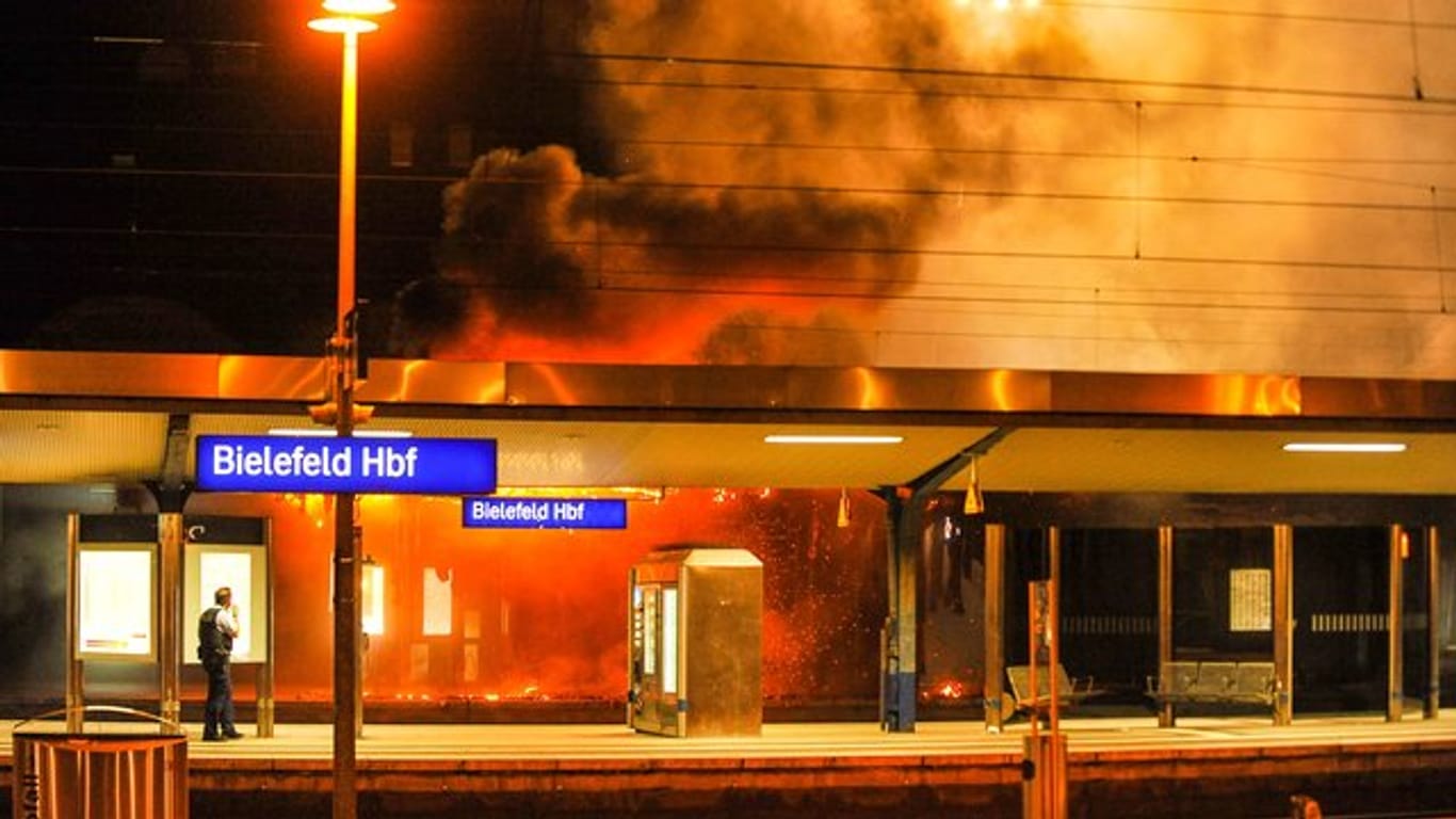 Im Bielefelder Hauptbahnhof brach in der Nacht ein Feuer aus.