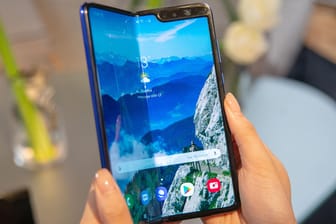 Ein Serienmodell des Samsung Galaxy Fold: Samsung will sein auffaltbares Smartphone nun im September in den Handel bringen.