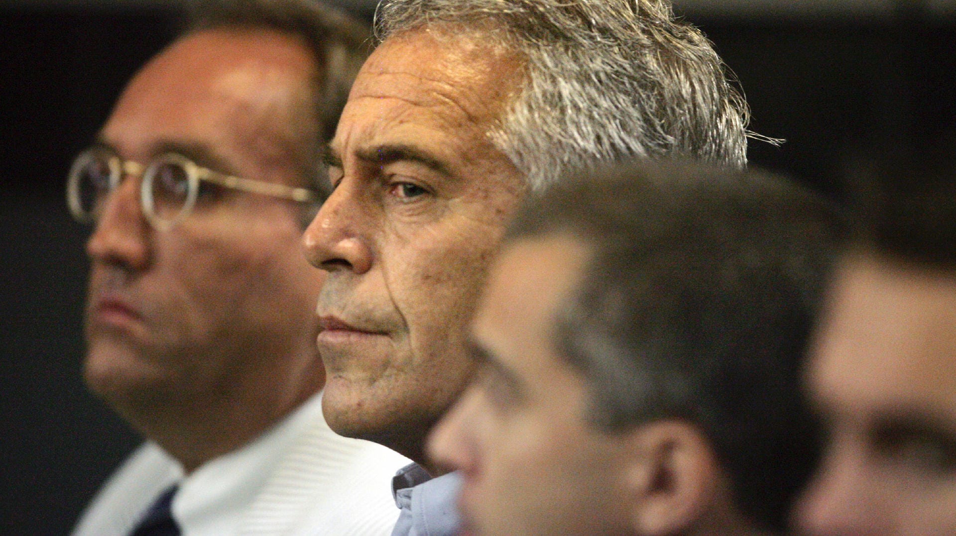 Jeffrey Epstein im Gericht (Archivfoto): Der Milliardär ist verletzt in seiner Zelle aufgefunden worden.