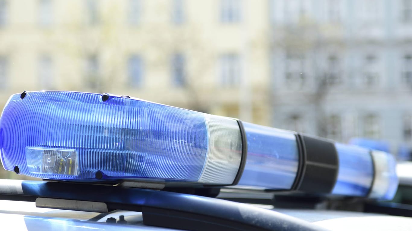 Blaulicht auf einem Polizeiwagen: In Wuppertal wurde Donnerstagnacht ein Geldautomat gesprengt.