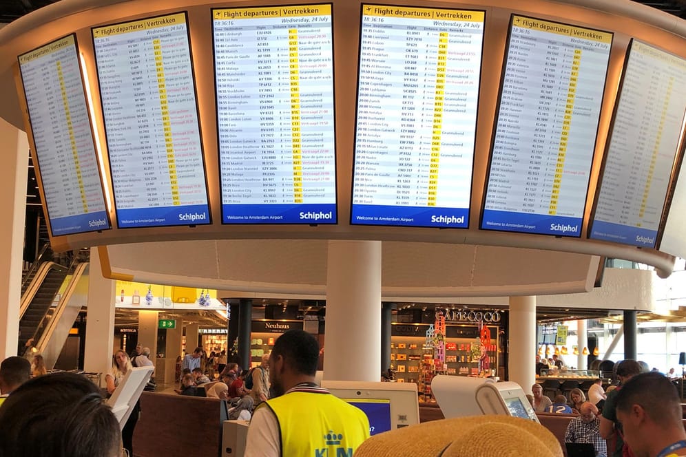 Die Anzeigen am Flughafen Schiphol zeigen Dutzende Annulierungen und Verspätungen: Das Chaos durch eine Tank-Panne hält auch am Donnerstag an.