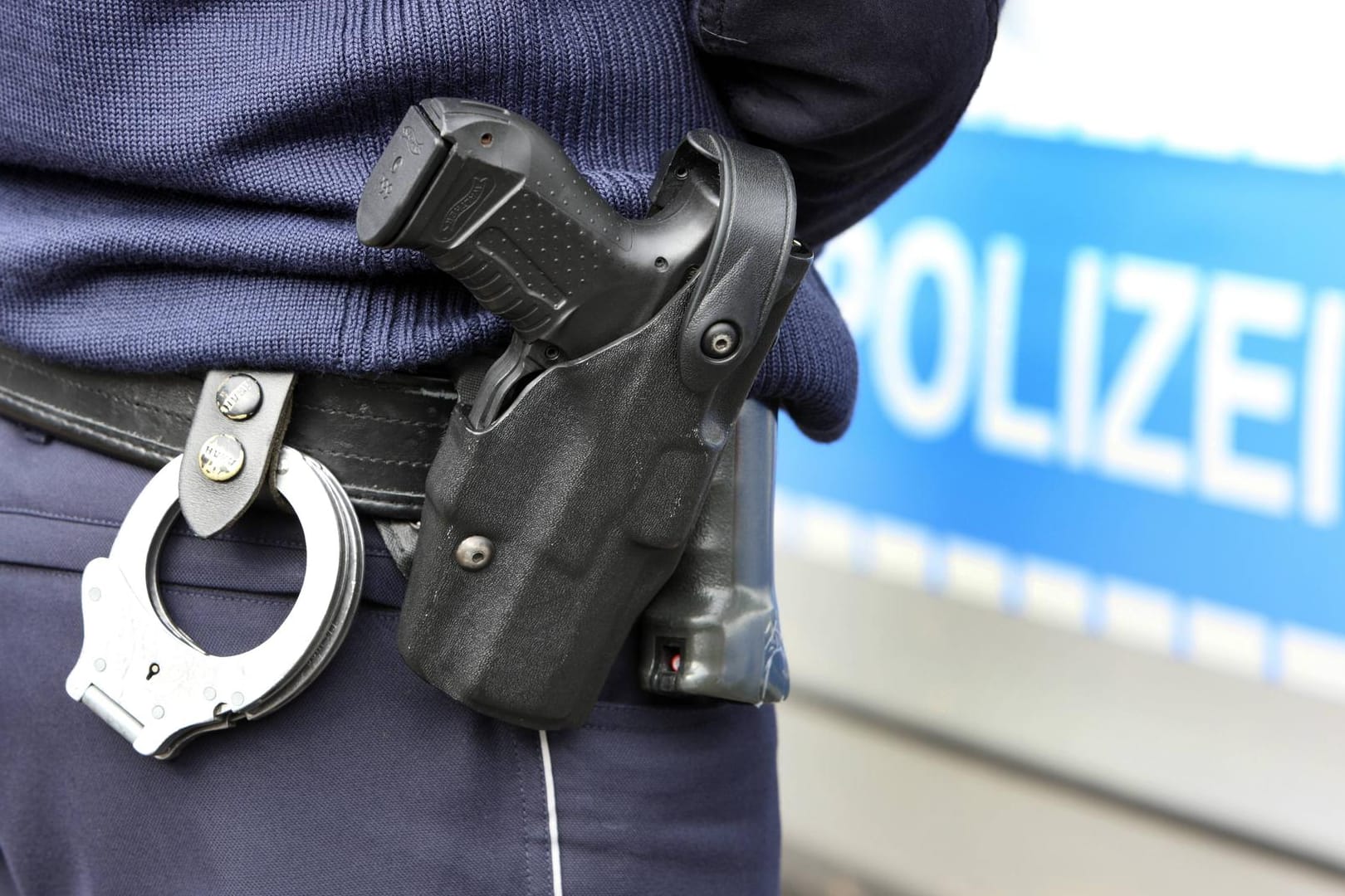 Ein Polizist im Einsatz: Ein Beziehungsgeflecht endete für einen Mann tödlich. (Symbolbild)