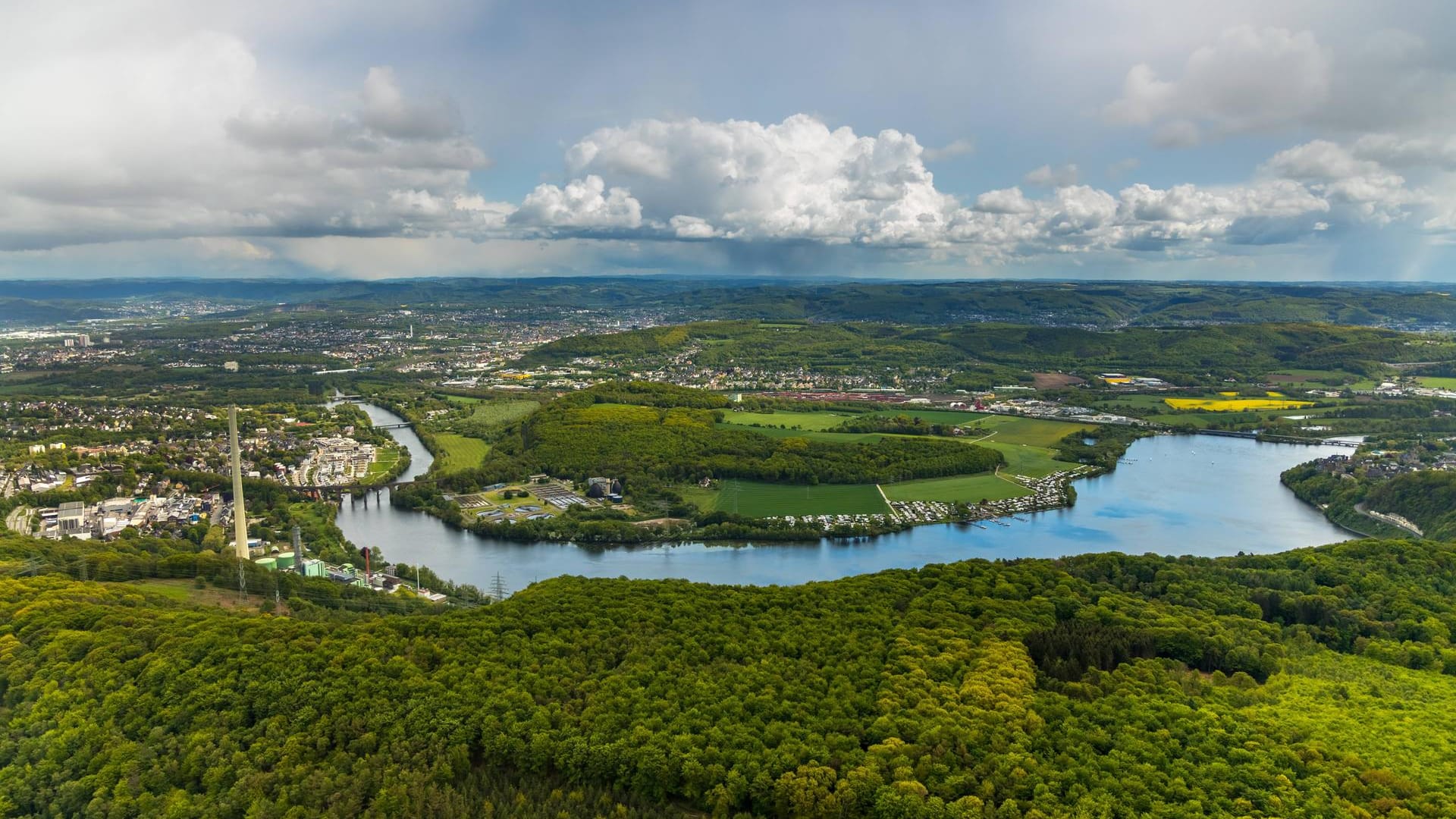 Luftbild vom Harkortsee: Entlang der Volme führt die Route an den See.