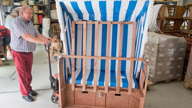 Mathias Fromholz, Geschäftsführer der Strandkorbfabrik GmbH Heringsdorf, verschickt die in traditioneller Handarbeit gefertigten Strandkörbe nicht nur an Kunden in Deutschland.