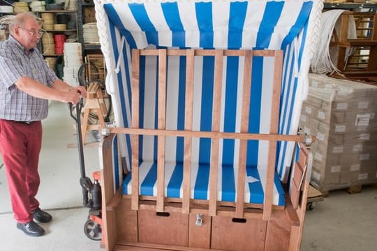 Mathias Fromholz, Geschäftsführer der Strandkorbfabrik GmbH Heringsdorf, verschickt die in traditioneller Handarbeit gefertigten Strandkörbe nicht nur an Kunden in Deutschland.