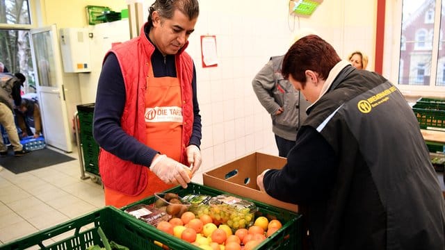 Mitarbeiter der Bremerhavener Tafel bereiten Obst und Gemüse vor.