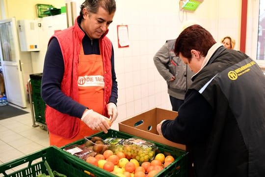 Mitarbeiter der Bremerhavener Tafel bereiten Obst und Gemüse vor.