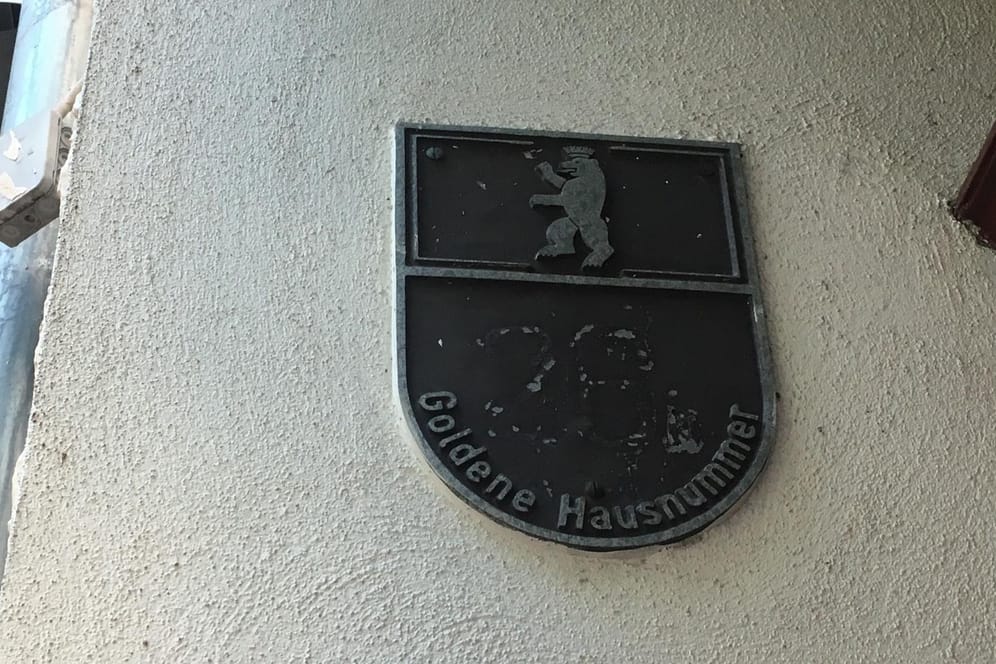 Goldene Hausnummer: In Berlin sind die Plaketten im unteren Bereich abgerundet.