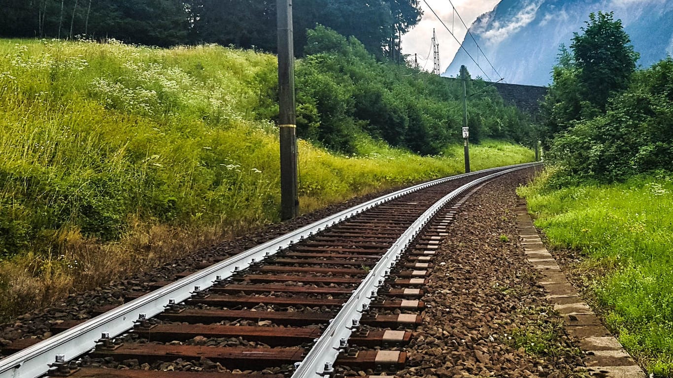 Weiße Schienen: So wollen die Bahnunternehmen Schäden durch Hitze vermeiden.