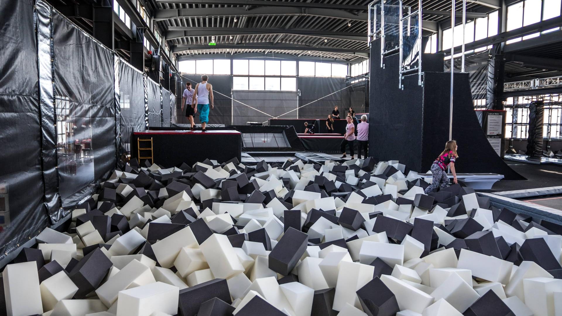 Grube mit Schaumstoff: Die Trampolinhalle in Hagen ist beliebt bei jeder Altersgruppe.