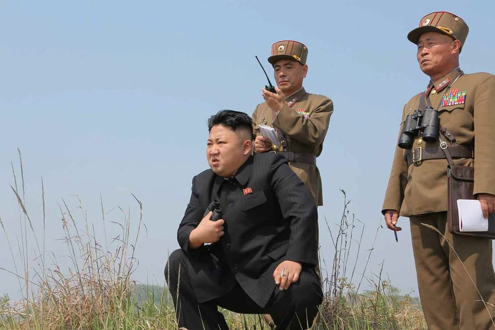 Kim Jong Un bei der Beobachtung eines Militärmanövers: Nordkoreas Machthaber will mit erneuten Raketentests seine Macht demonstrieren.
