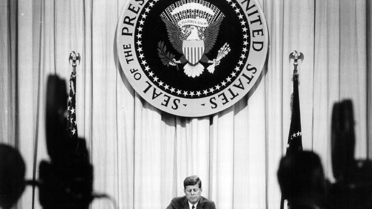 Das Original-Siegel bei einem Auftritt von John F. Kennedy 1962: Für Trumps Auftritt wurde es an entscheidenden Stellen verändert.
