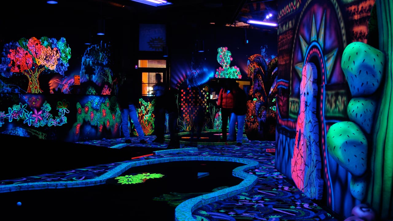 Golf n Glow: Schwarzlicht-Minigolf ist auch in Hagen sehr beliebt.