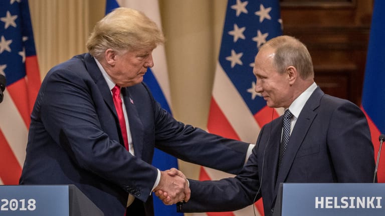 Trump und Putin beim Gipfel in Helsinki 2018: Der US-Präsident erzürnte selbst eigene Parteikollegen mit seinen absurden Stellungnahmen.