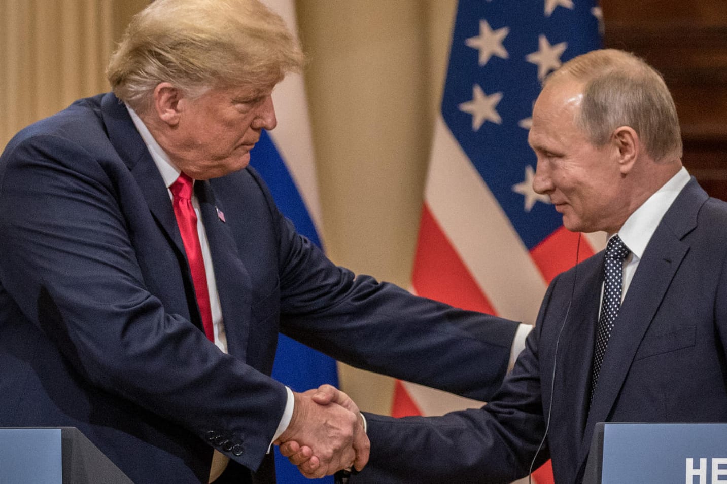 Trump und Putin beim Gipfel in Helsinki 2018: Der US-Präsident erzürnte selbst eigene Parteikollegen mit seinen absurden Stellungnahmen.