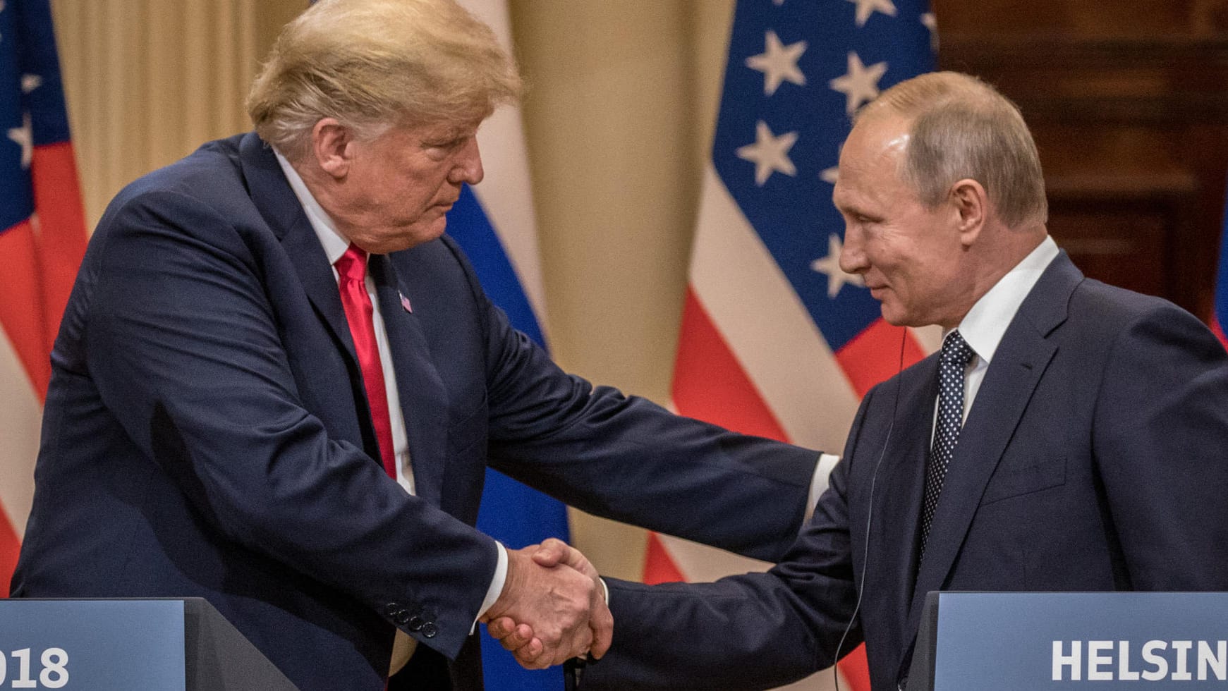 Trump und Putin beim Gipfel in Helsinki 2018: Der US-Präsident erzürnte selbst eigene Parteikollegen mit seinen absurden Stellungnahmen.