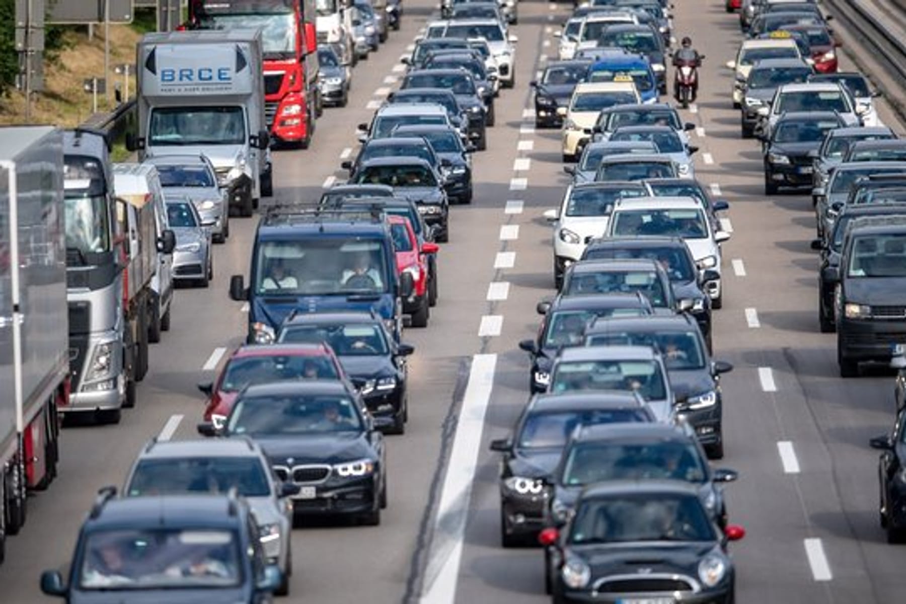 Warnblinker: Ist das Einschalten am Autobahn-Stauende Pflicht?