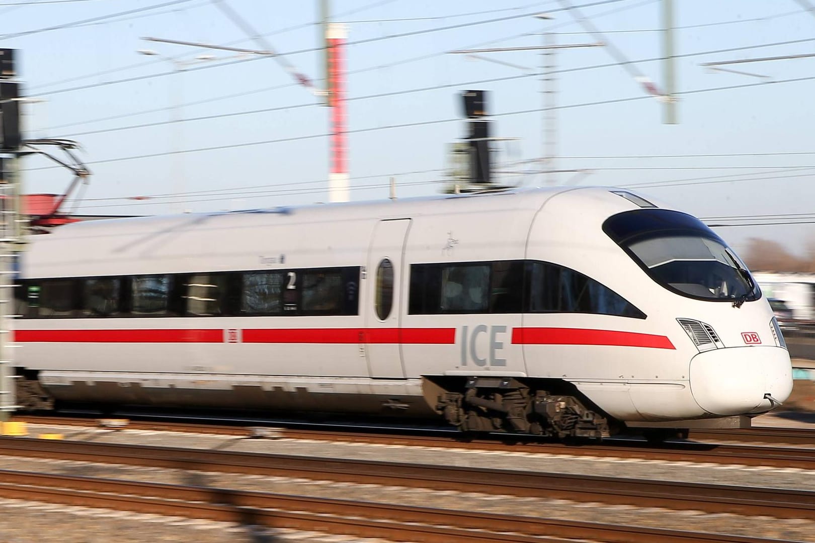 Ein ICE ist unterwegs: Ein Lokführer musste die Fahrt abbrechen, weil Unbekannte Wurfgeschosse abfeuerten. (Symbolbild)