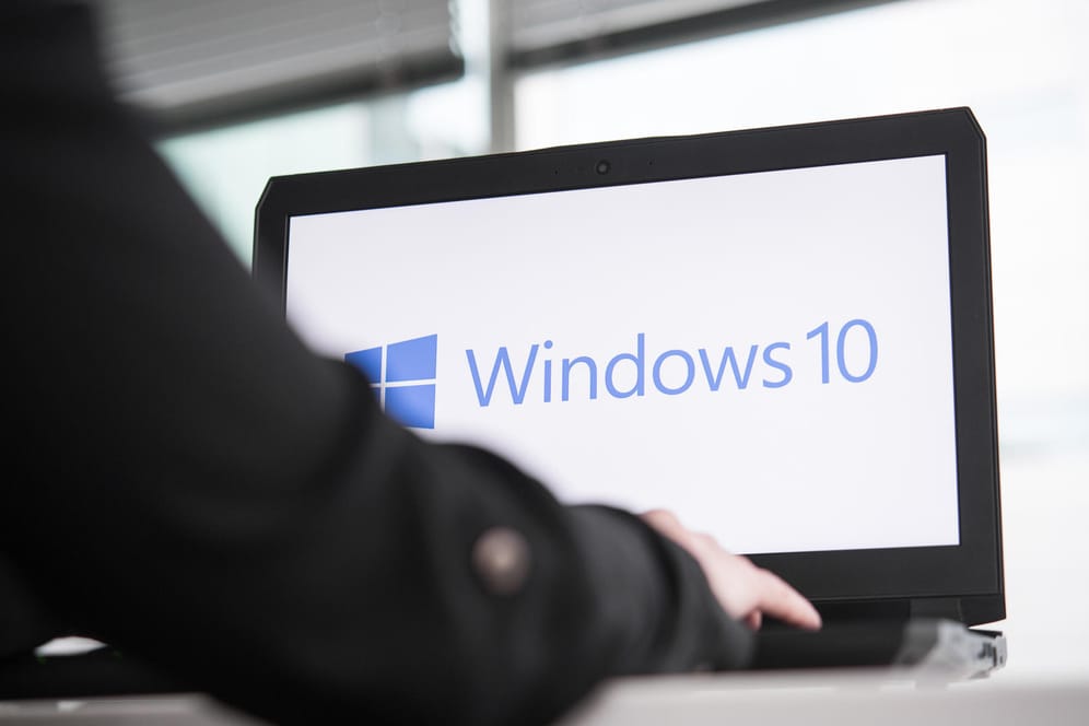 Ein Rechner mit der Aufschrift Windows 10: Microsoft hat versehentlich eine interne Vorabversion veröffentlicht.