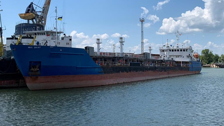 Der russische Tanker liegt im Hafen: Die Ukraine hat das Schiff festgesetzt – im vergangenen Jahr soll es an der Beschlagnahmung von ukrainischen Marineschiffen beteiligt gewesen sein.