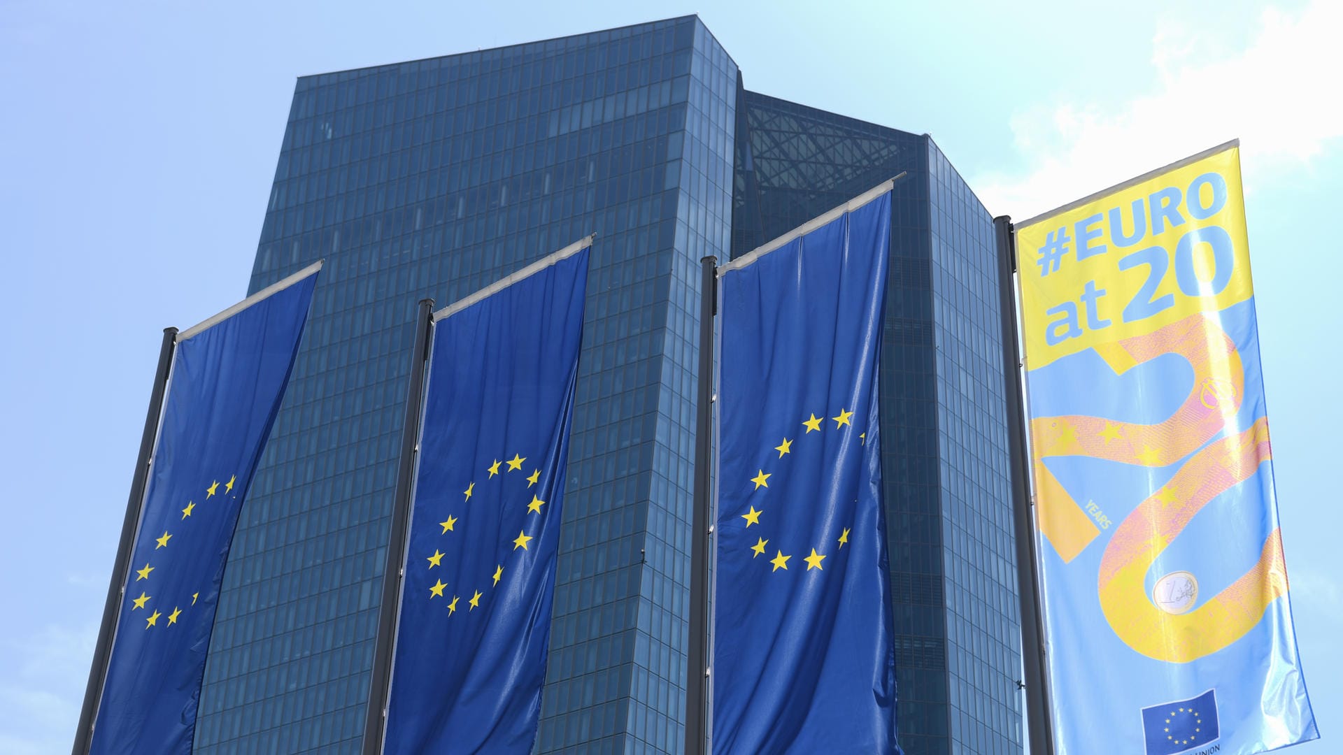 Fahnen wehen vor der Zentrale der Europäischen Zentralbank (EZB): Die Leitzinsen sollen mindestens bis zur ersten Jahreshälfte 2020 auf derzeitigem Niveau bleiben. Fahnen wehen vor der Zentrale der Europäischen Zentralbank (EZB): Die Leitzinsen sollen mindestens bis zur ersten Jahreshälfte 2020 auf derzeitigem Niveau bleiben.
