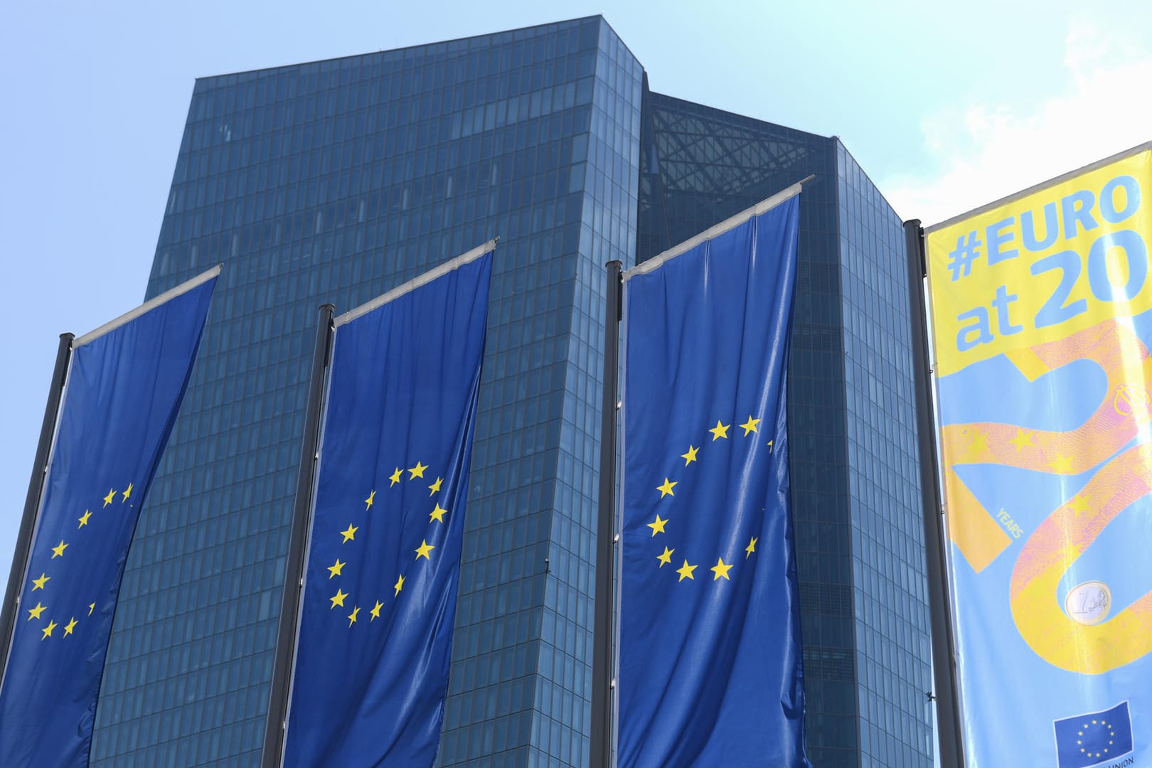Fahnen wehen vor der Zentrale der Europäischen Zentralbank (EZB): Die Leitzinsen sollen mindestens bis zur ersten Jahreshälfte 2020 auf derzeitigem Niveau bleiben. Fahnen wehen vor der Zentrale der Europäischen Zentralbank (EZB): Die Leitzinsen sollen mindestens bis zur ersten Jahreshälfte 2020 auf derzeitigem Niveau bleiben.